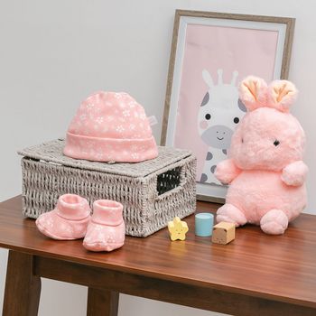 Conjunto de gorrito y par de zapatitos