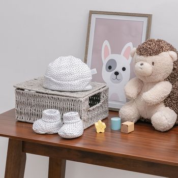 Conjunto de gorrito y par de zapatitos