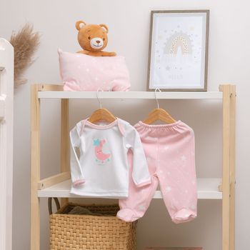Set de pijama con transfer que brilla en la oscuridad y una almohada