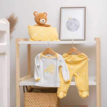 Set de pijama con transfer que brilla en la oscuridad y una almohada
