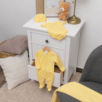 Conjunto 3 pzas para salir del hospital en color amarillo de la buena suerte; mameluco con pies, pañalero cruzado y gorro